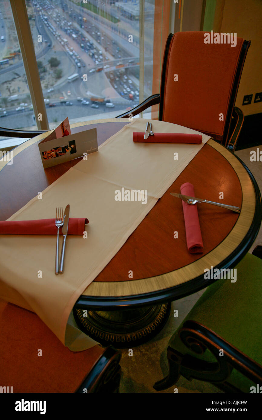 Esstisch-Gedeck im Dusit Hotel Dubai Vereinigte Arabische Emirate Stockfoto