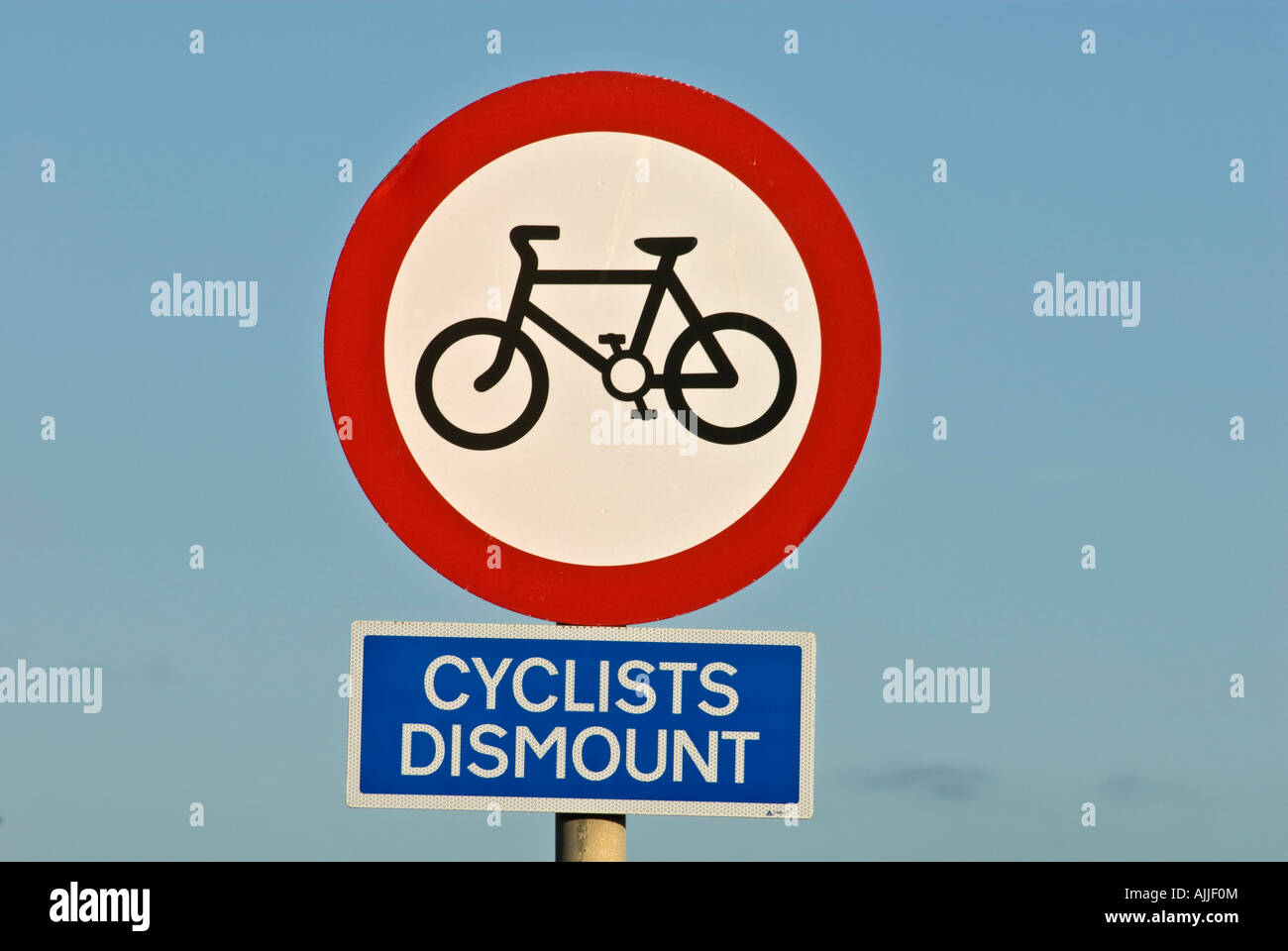 Radfahrer absteigen Straße Zeichen blaue Himmel Stockfoto