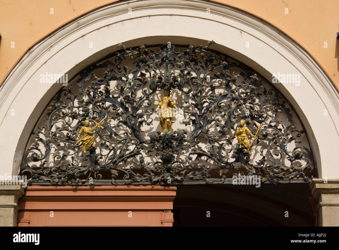 Tympanon mit Eisengitter, County Hall oder Rathaus, Eger, Ungarn Stockfoto