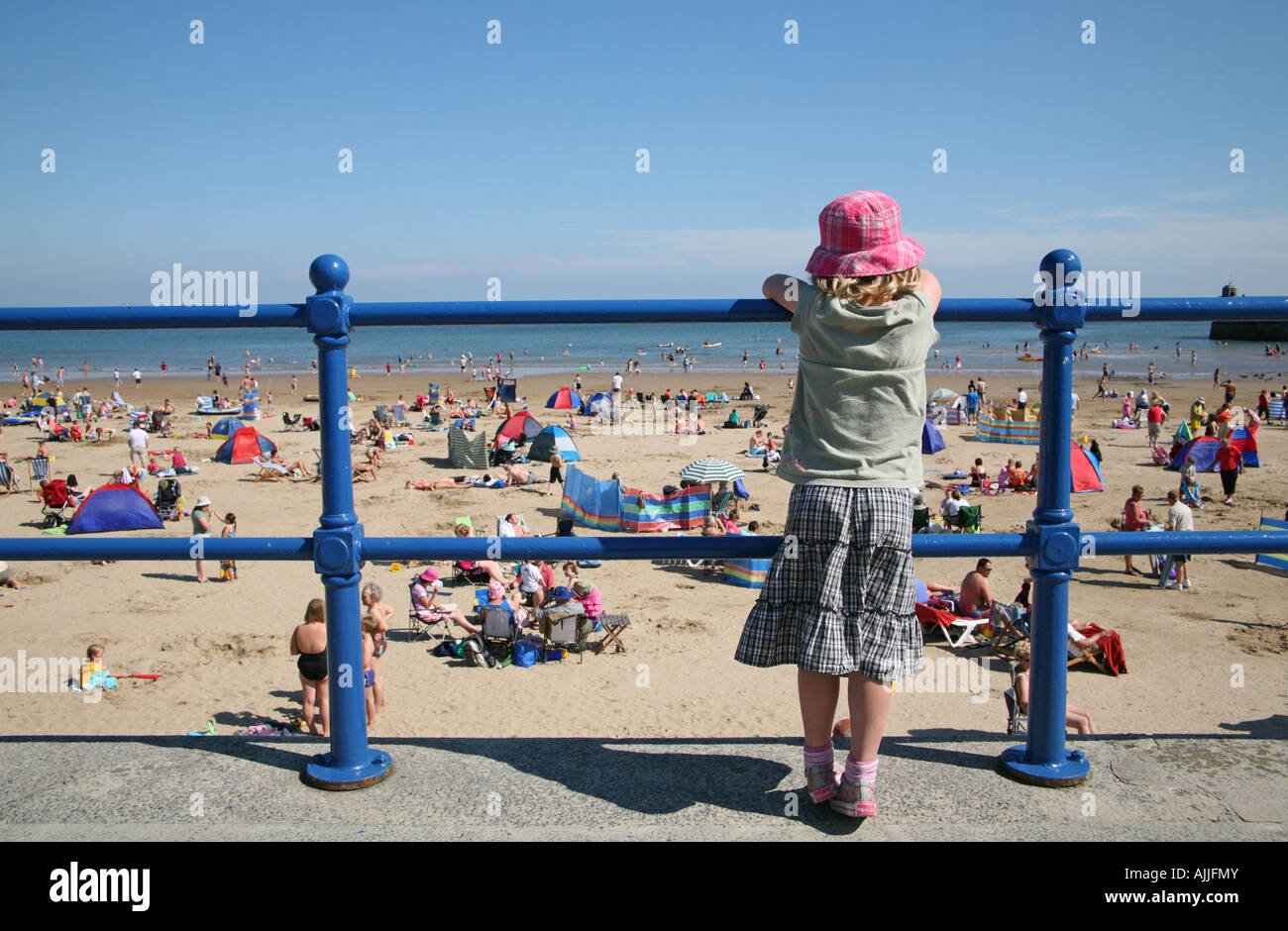 junges Mädchen am Strand Blick Stockfoto