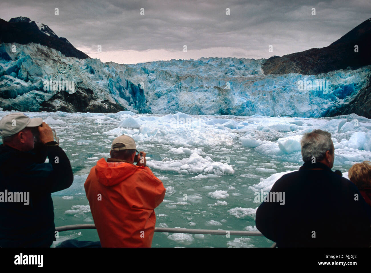 Besucher sehen Süden Sawyer Gletscher vom Ausflugsboot Tracy Arm Furten Terror Wilderness Area AK Sommer Stockfoto