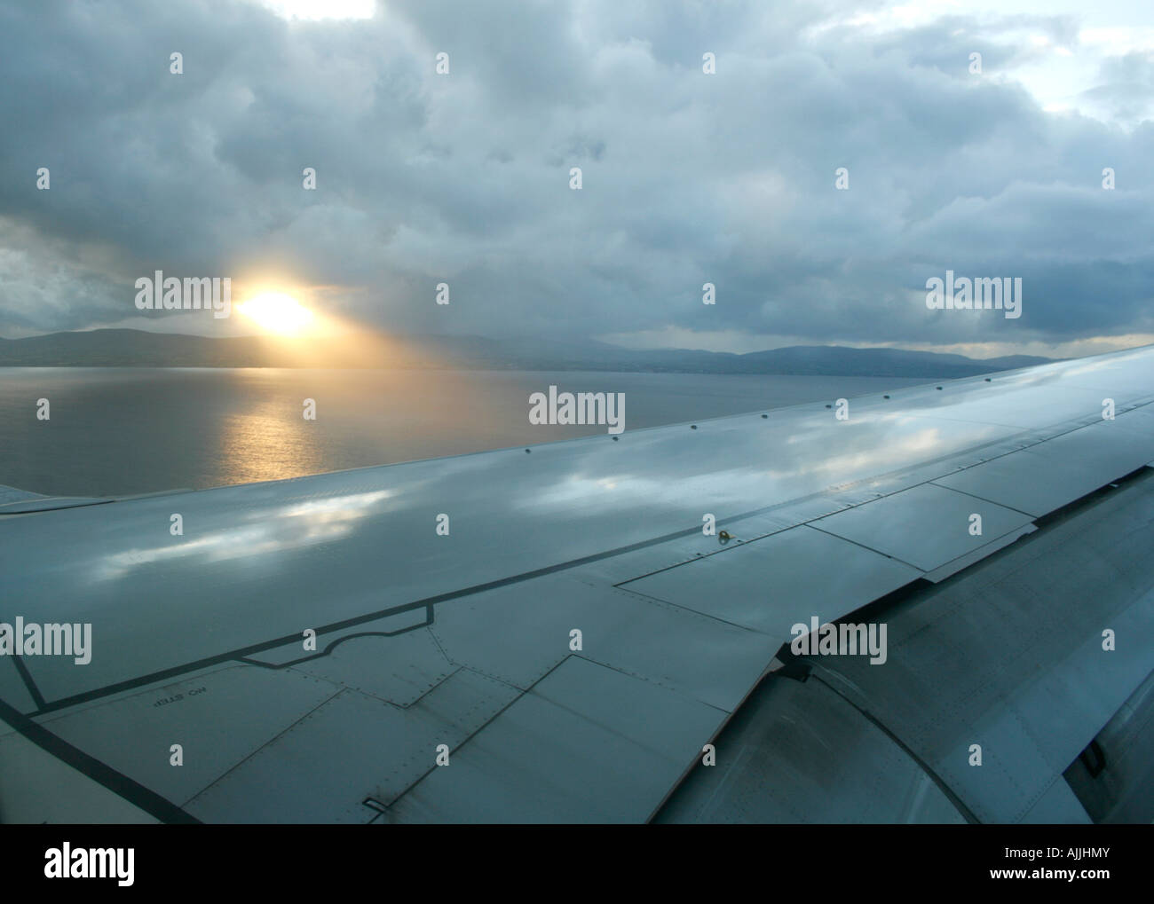 Flugzeug über Lough Foyle kommen in Nordirland Derry City Flughafen landen Stockfoto