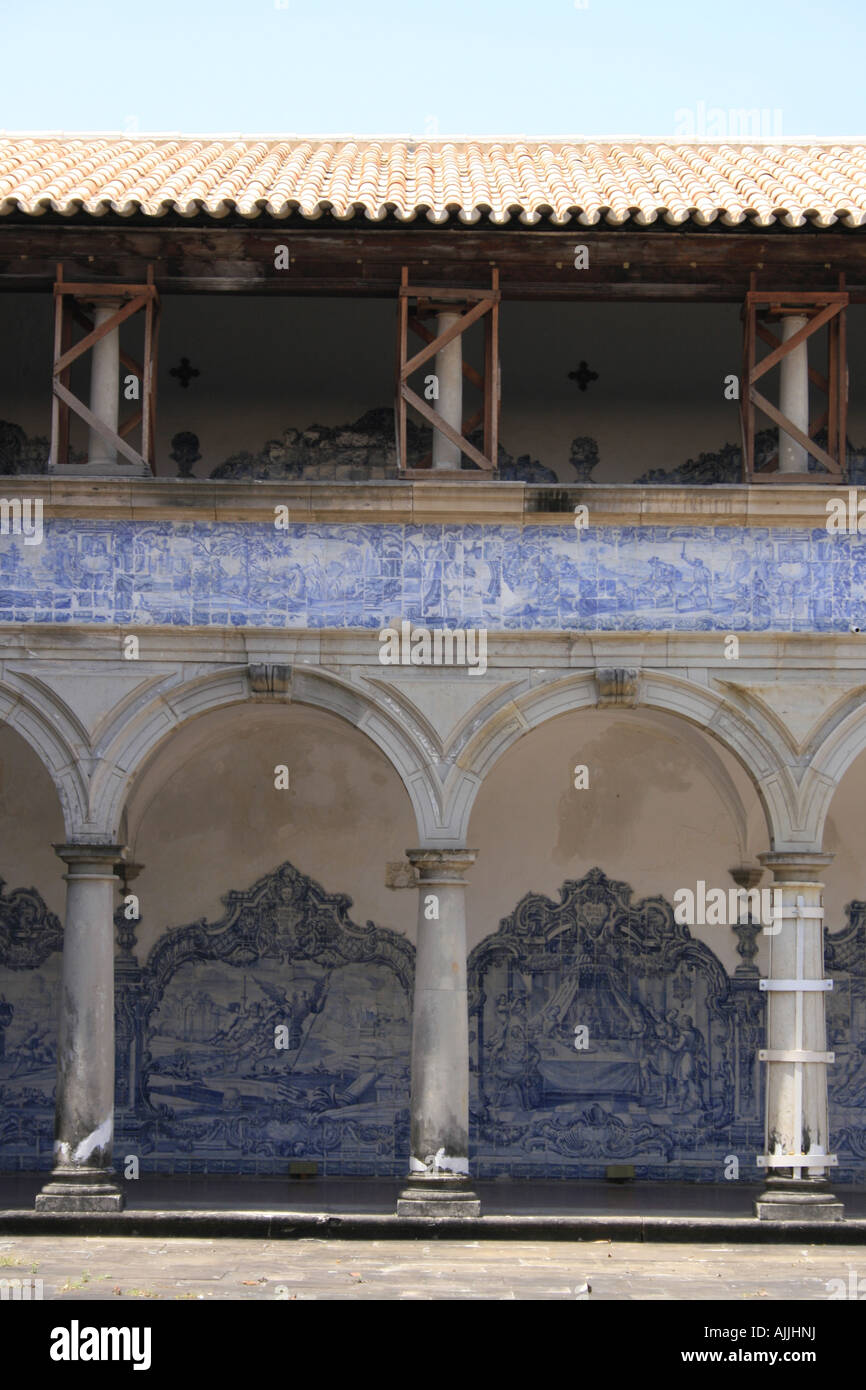 Die blauen Kacheln im Kreuzgang des Klosters von St. Francis in Salvador im Erdgeschoss Stockfoto