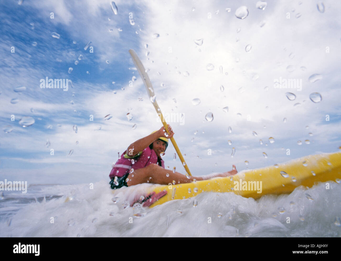 Junger Mann in Ocean Kayak Yak Board Kajak Surf auf Ocracoke Island, North Carolina, NC Stockfoto