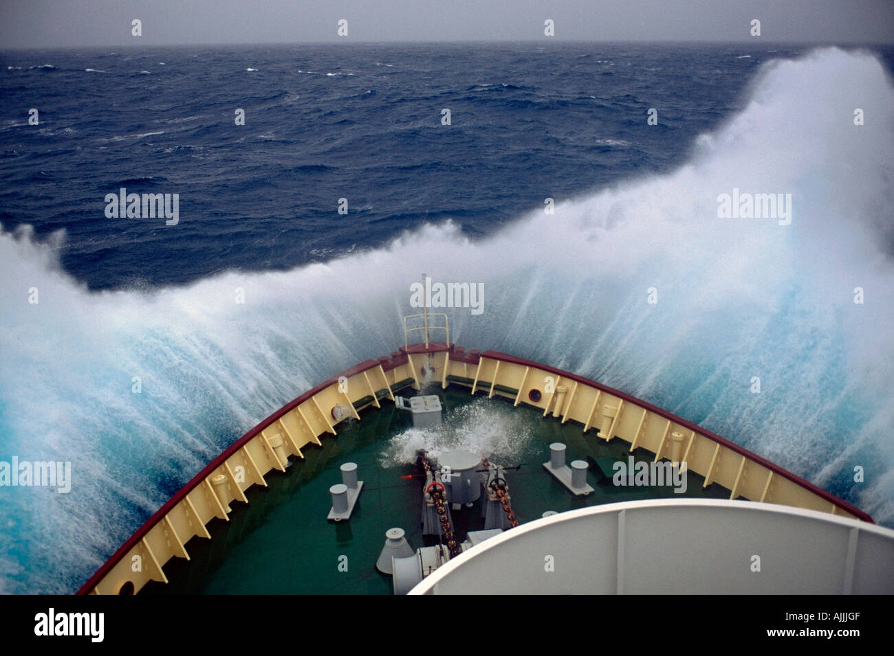 Bug des Schiffes stürzt in Süd-Atlantik verursacht riesige Welle Sommer fuhren in die Antarktis Stockfoto