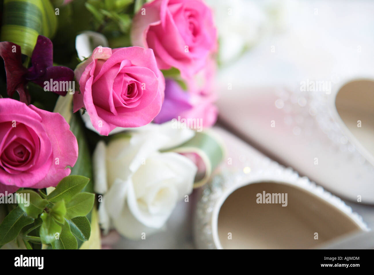 Hochzeitsschuhe und Blumen Stockfoto