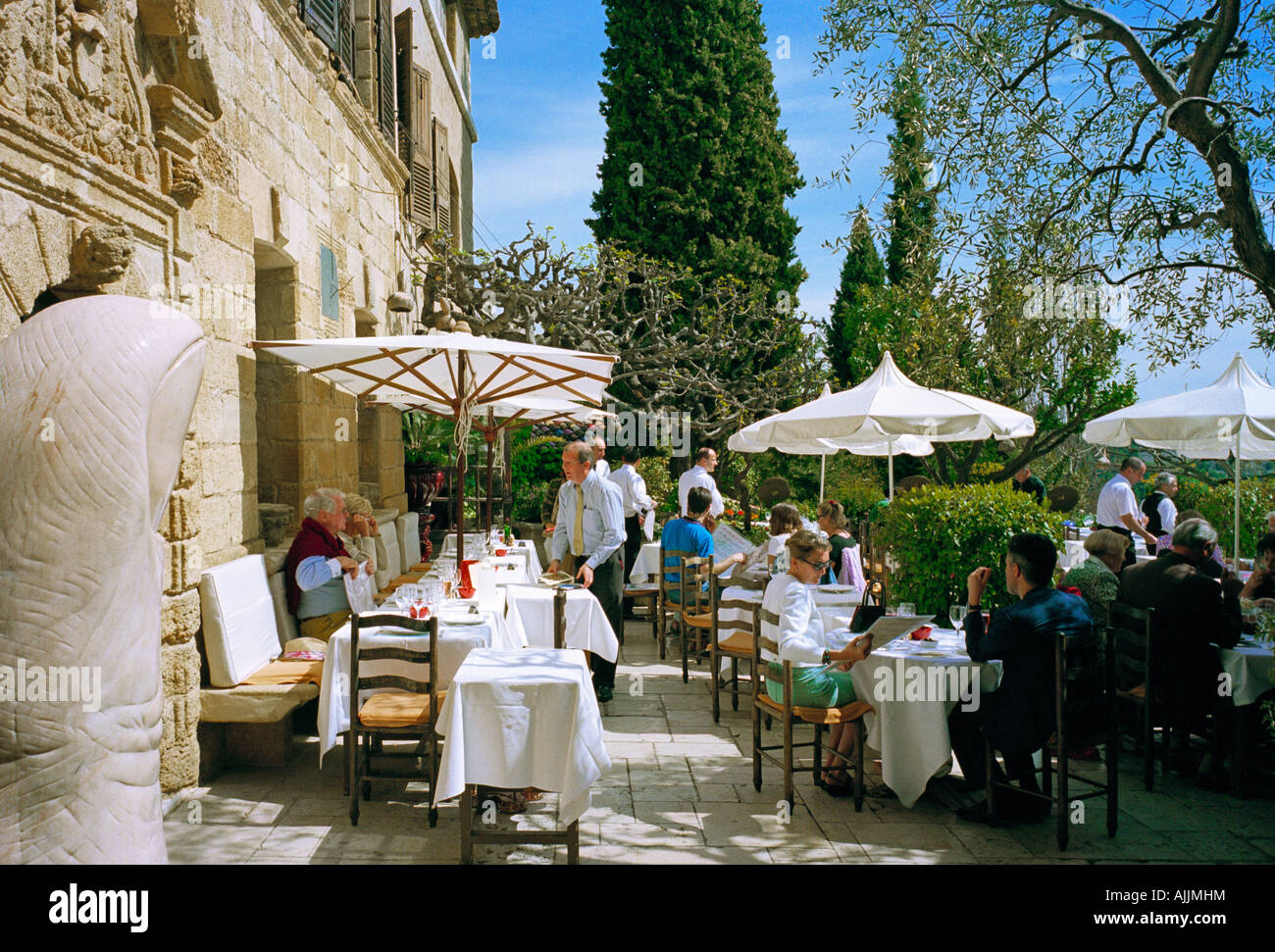 Mittagessen im Freien im berühmten Colombe d ' or Restaurant in Saint ...