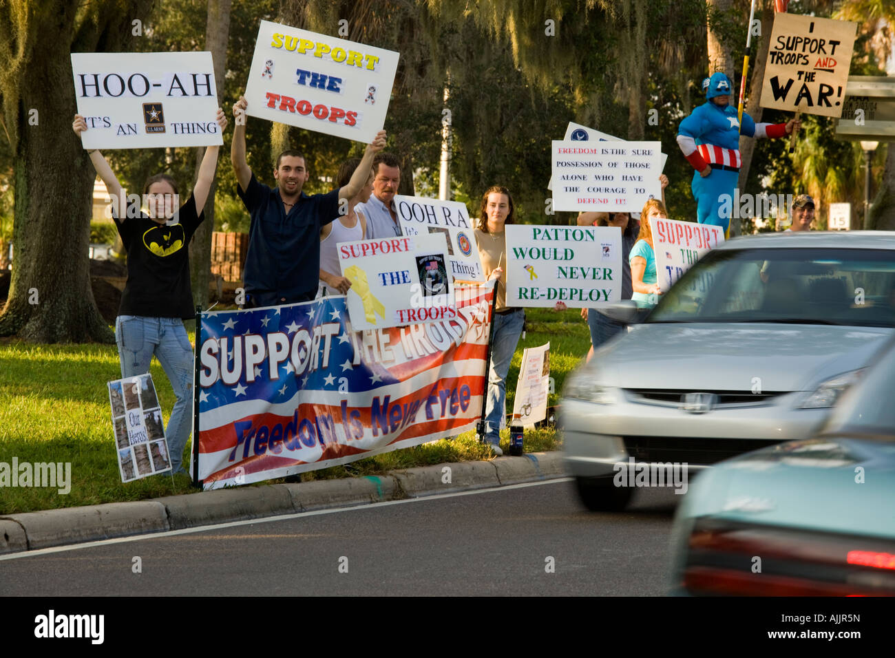 Befürworter des Krieges im Irak stehen auf einer Kreuzung in der Tampa Bay Area, Oktober 2007 Stockfoto