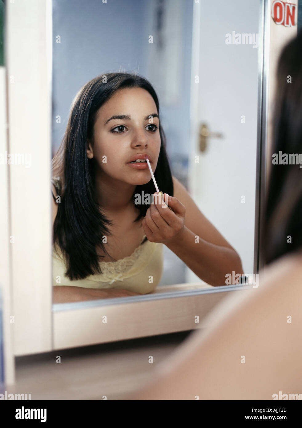 Mädchen Lipgloss auftragen Stockfoto