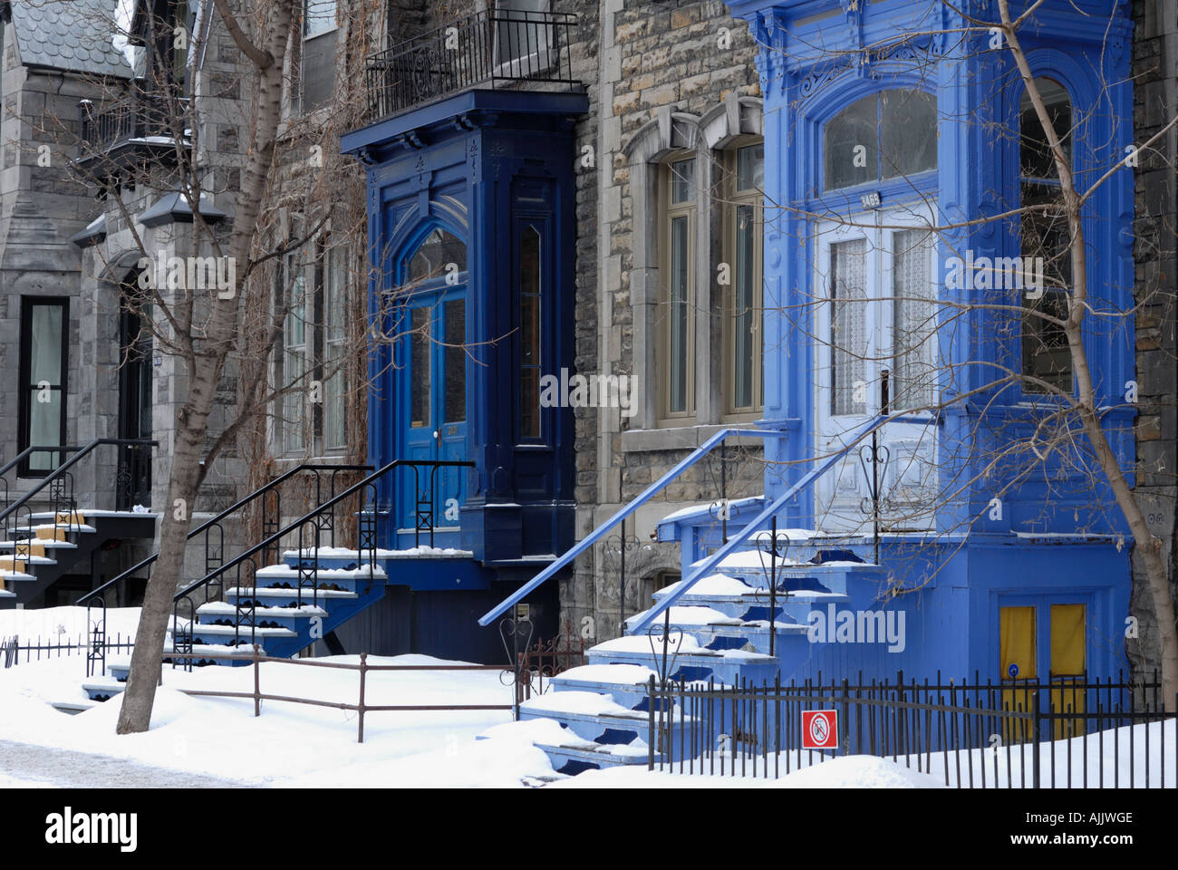 Blauen Türen im Winter, McGill Ghetto, Montreal, Quebec, Kanada Stockfoto