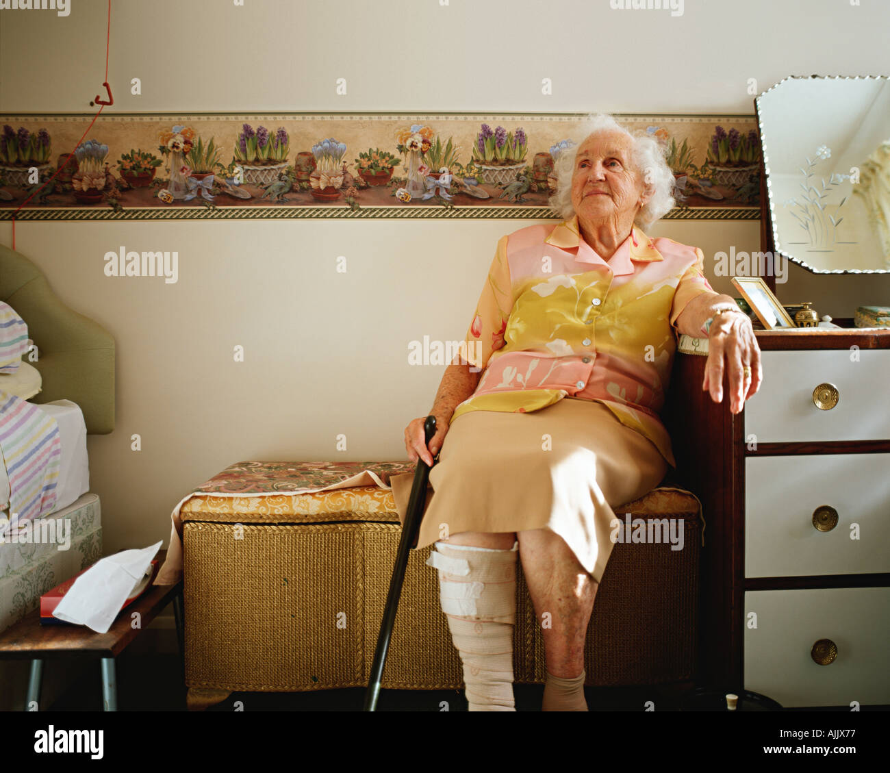 Ältere Frau in ihrem Zimmer Stockfoto