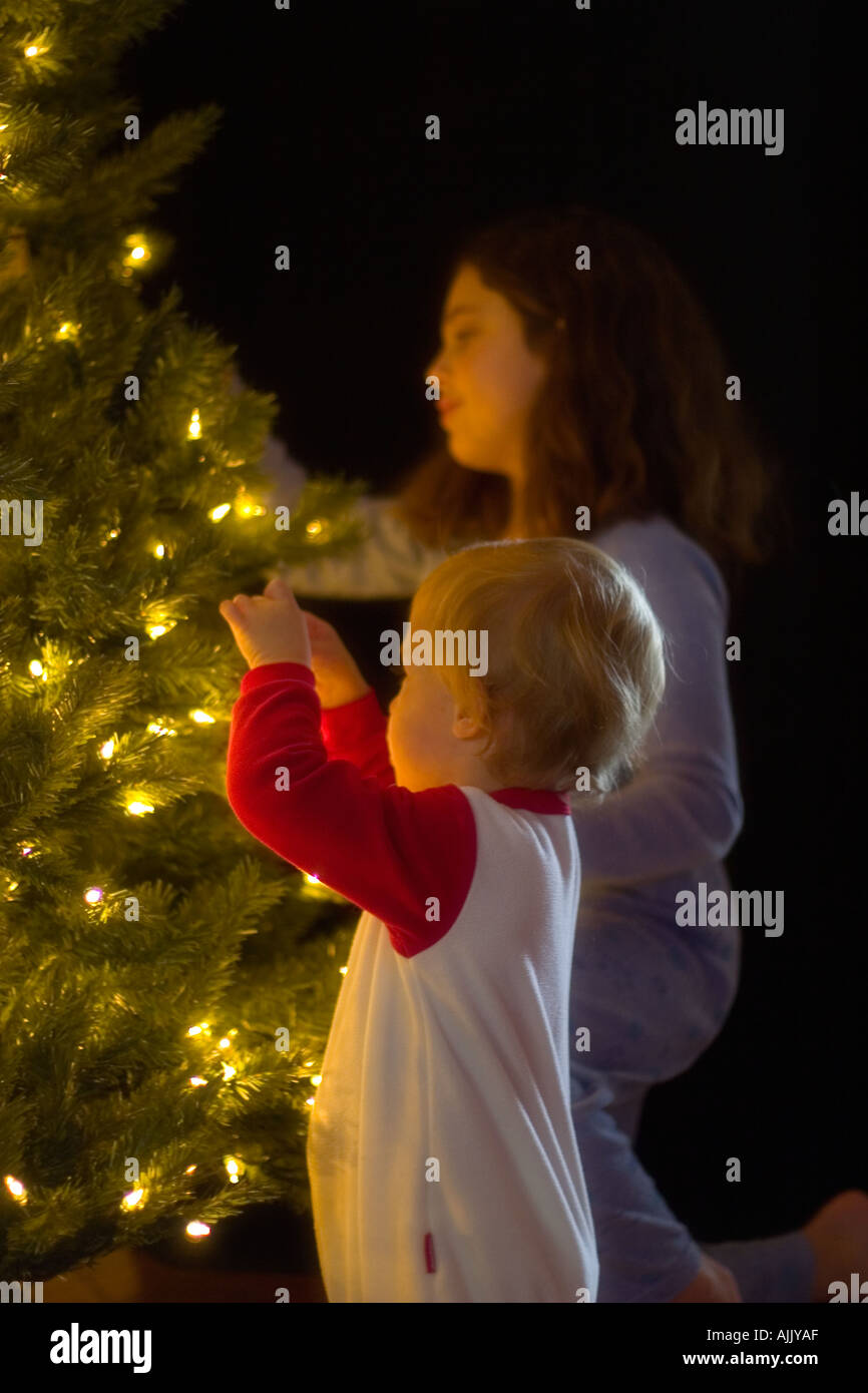 Schwestern dekorieren Weihnachtsbaum soft-Fokus Stockfoto