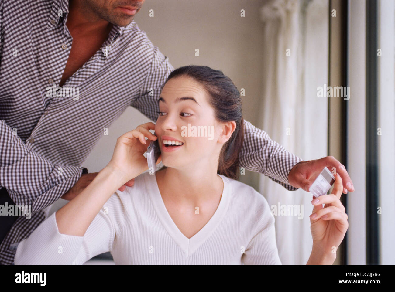 Mann versucht, die Kreditkarte von Freundin nehmen Stockfoto