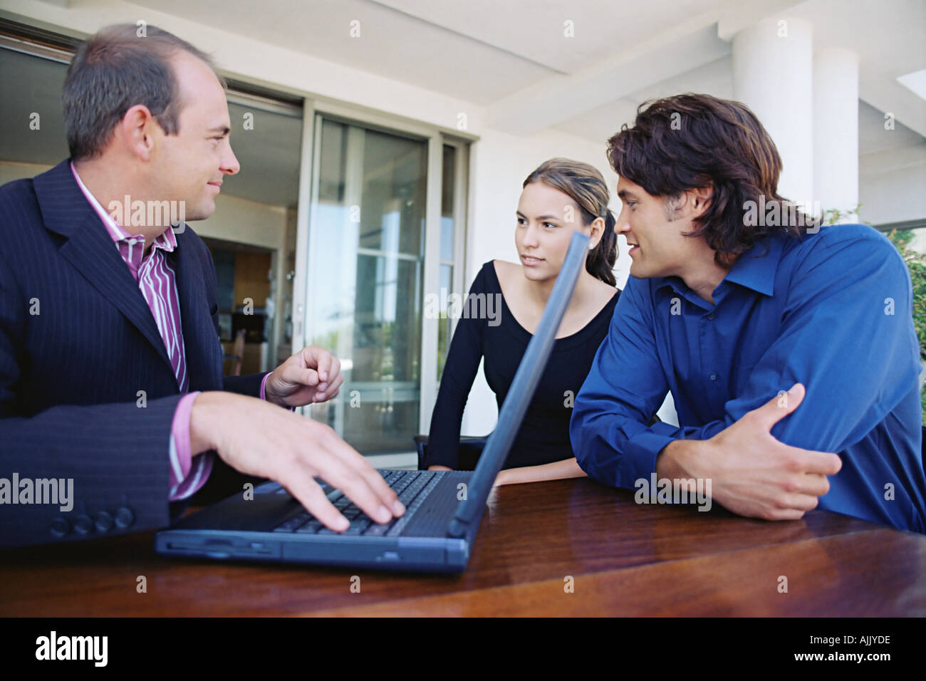 Paar-Sitzung-Finanzberater Stockfoto