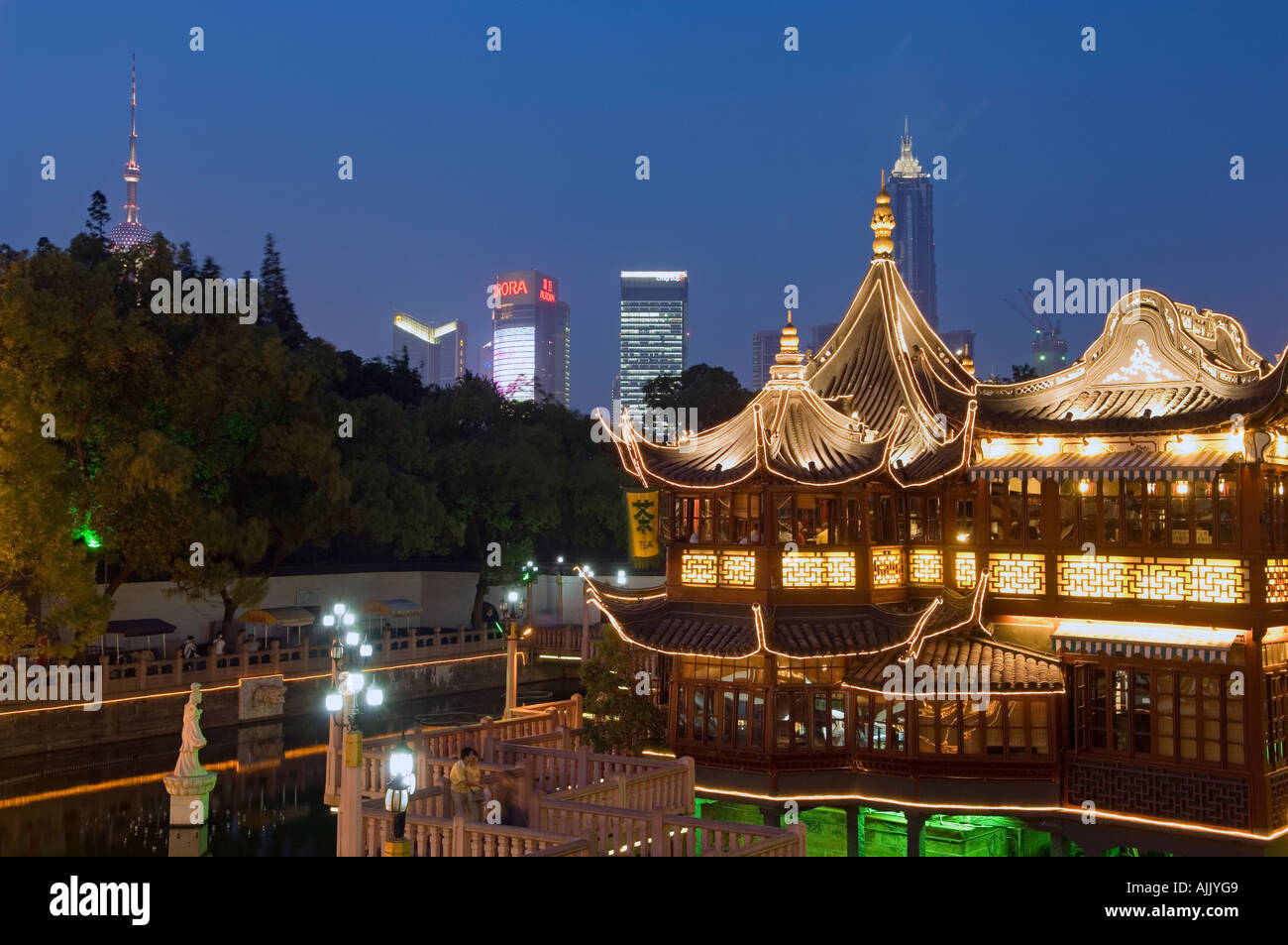 Zickzack Brücke am Yuyuan Garten Touristen überqueren eine Zick zagging Brücke an der Yu-Garten und Traditionelle Teehaus Stockfoto