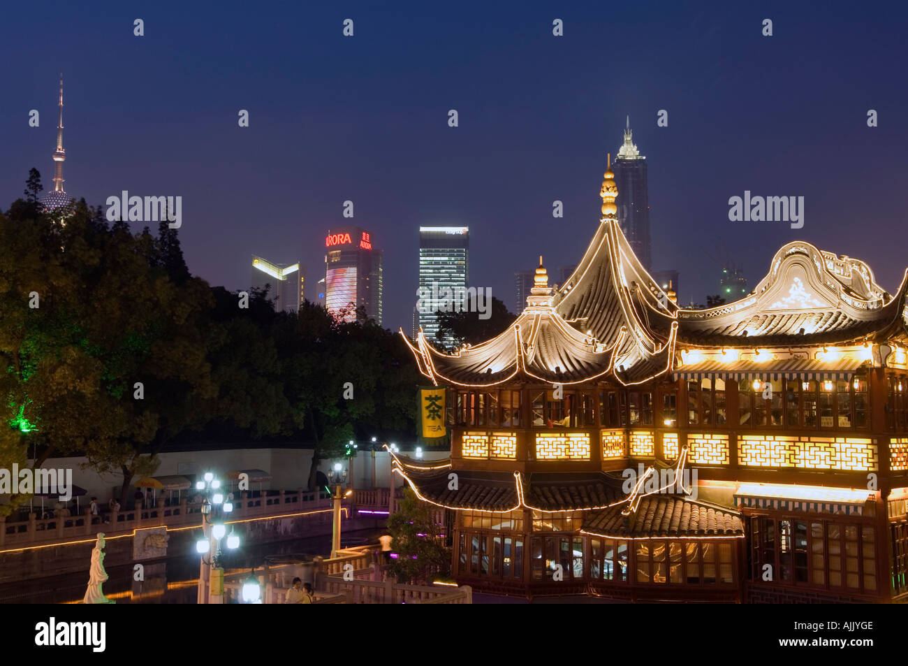 Zickzack Brücke am Yuyuan Garten Touristen überqueren eine Zick zagging Brücke an der Yu-Garten und Traditionelle Teehaus Stockfoto