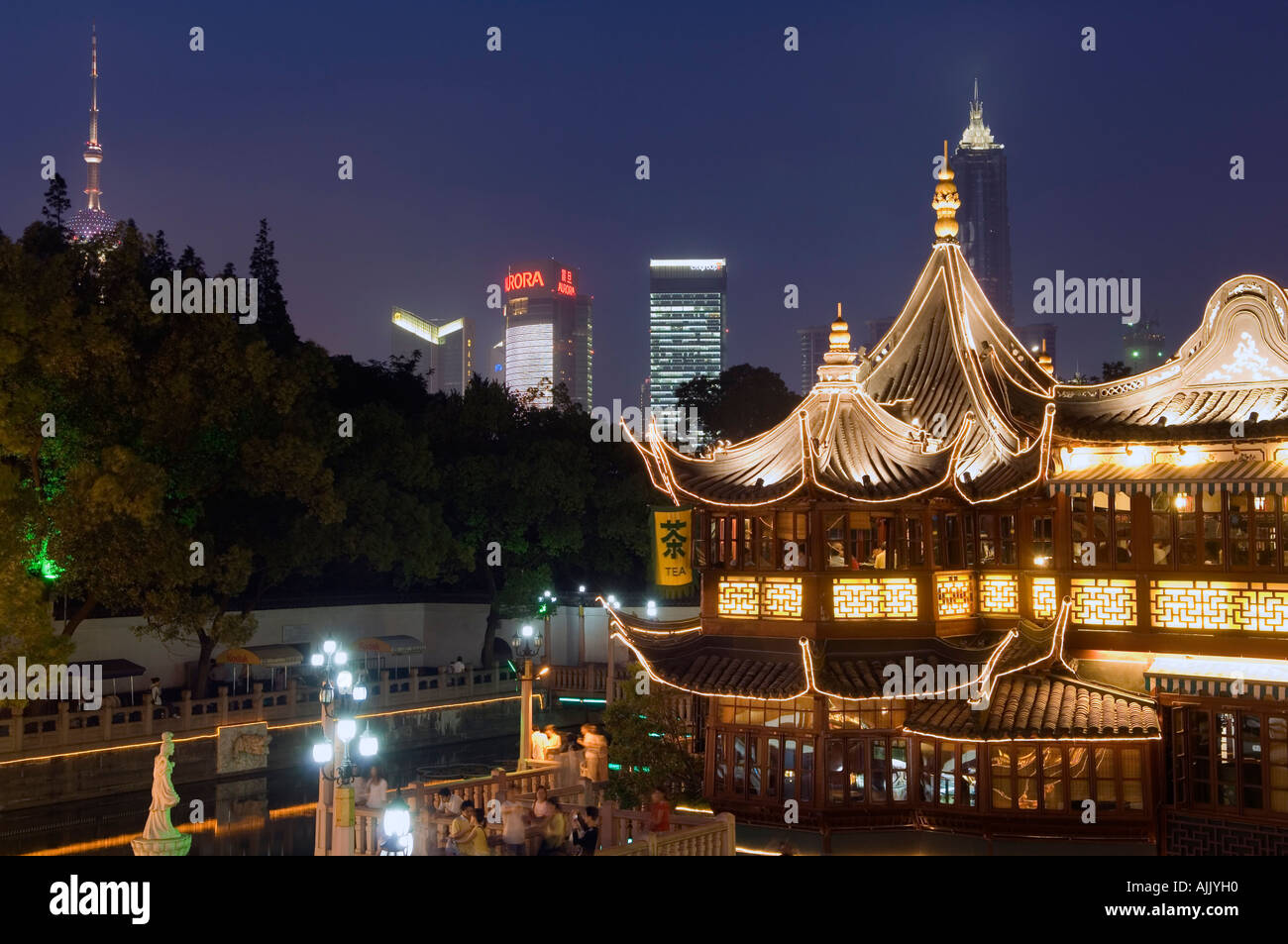 Zickzack Brücke am Yuyuan Garten Touristen überqueren eine Zick zagging Brücke an der Yu-Garten und Traditionelle Teehaus Stockfoto