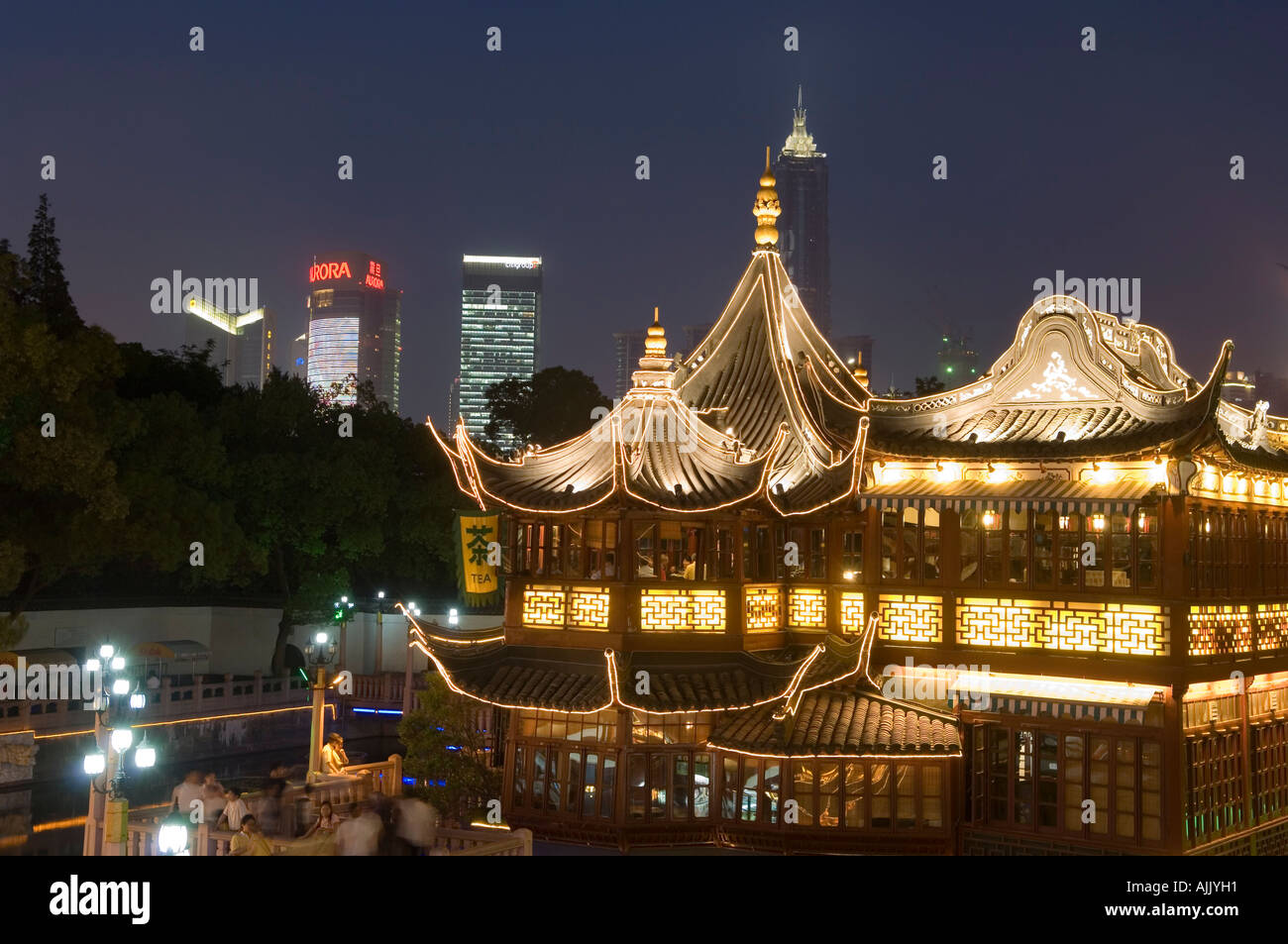 Zickzack Brücke am Yuyuan Garten Touristen überqueren eine Zick zagging Brücke an der Yu-Garten und Traditionelle Teehaus Stockfoto