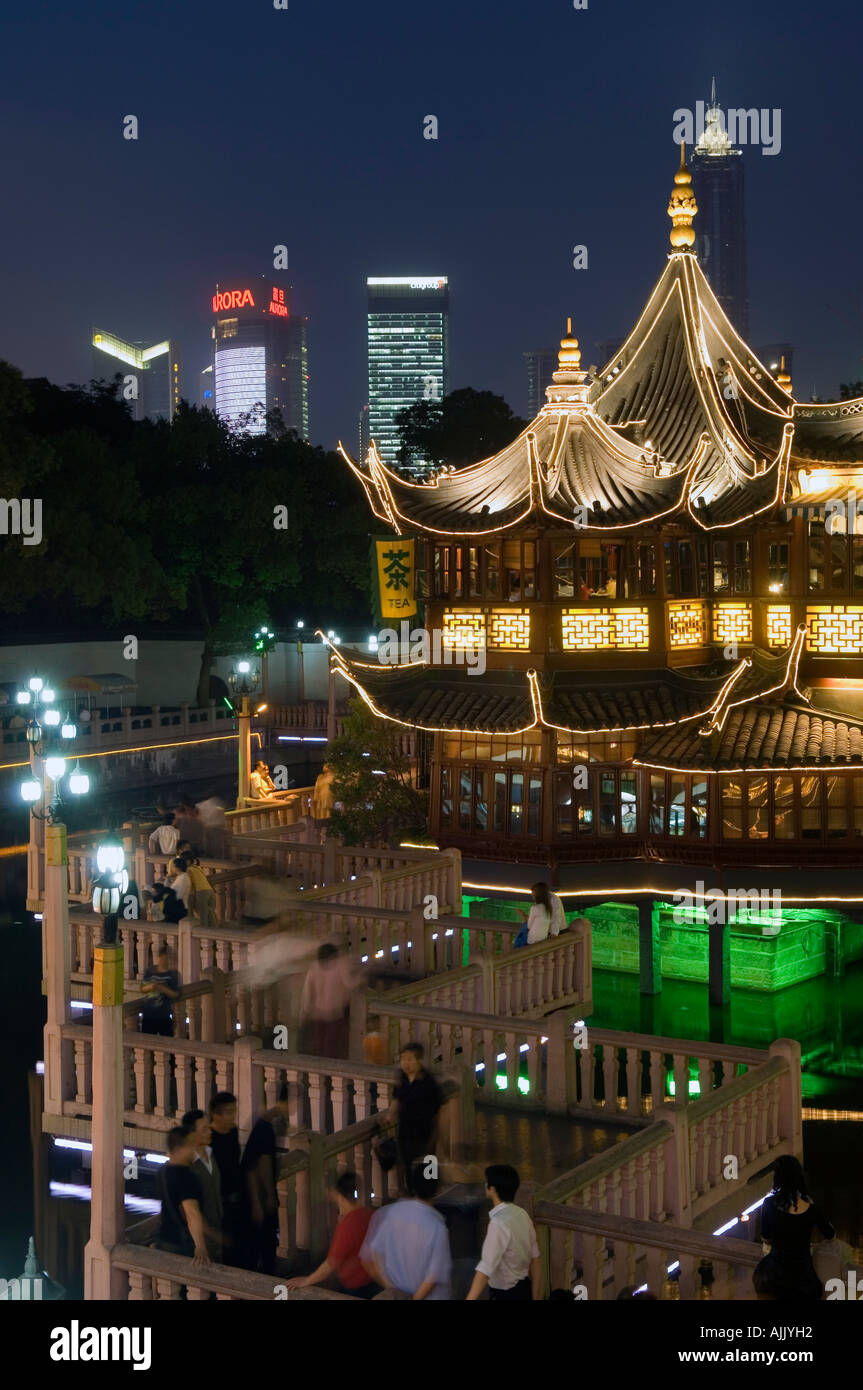 Zickzack Brücke am Yuyuan Garten Touristen überqueren eine Zick zagging Brücke an der Yu-Garten und Traditionelle Teehaus Stockfoto