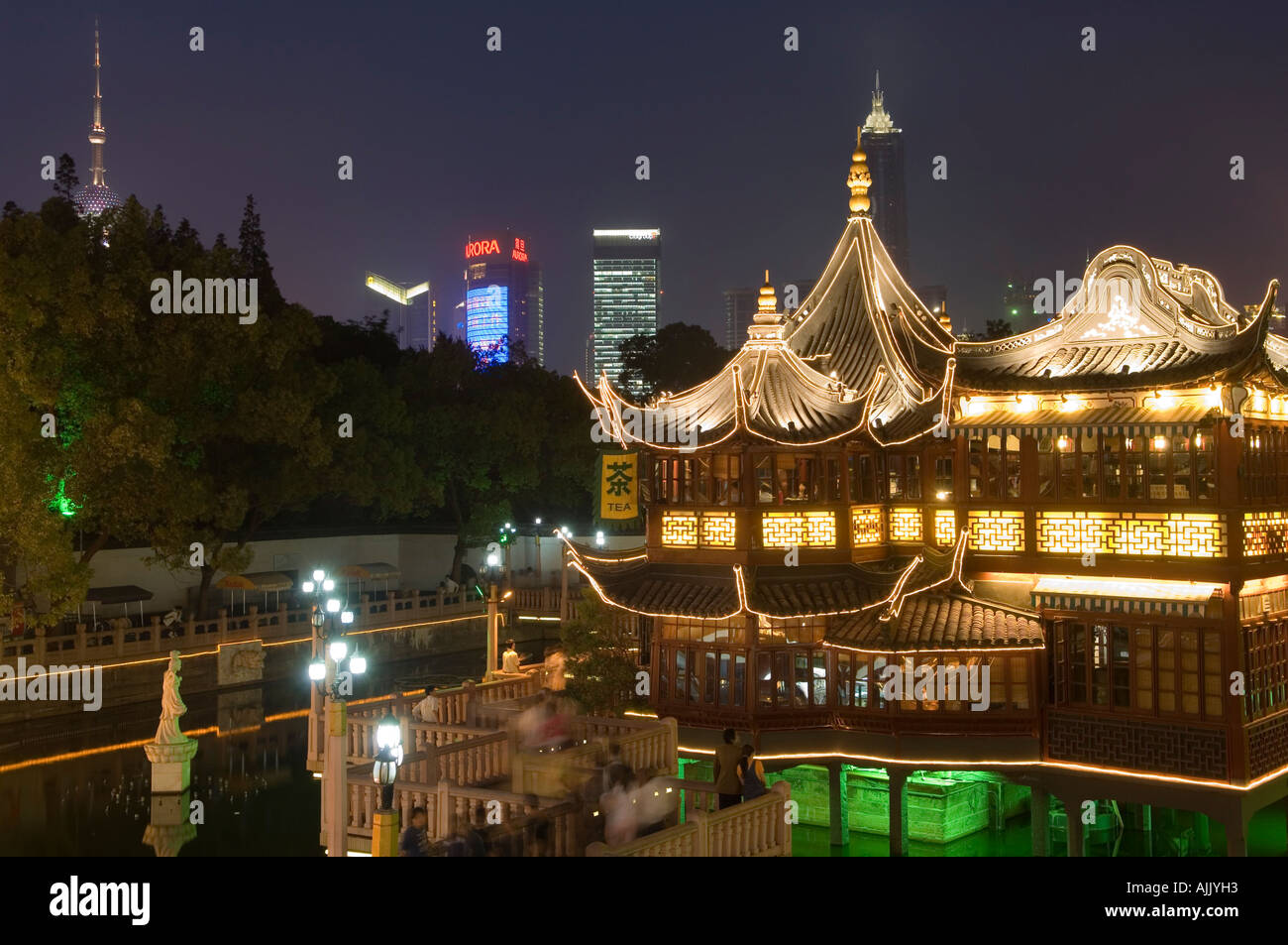 Zickzack Brücke am Yuyuan Garten Touristen überqueren eine Zick zagging Brücke an der Yu-Garten und Traditionelle Teehaus Stockfoto