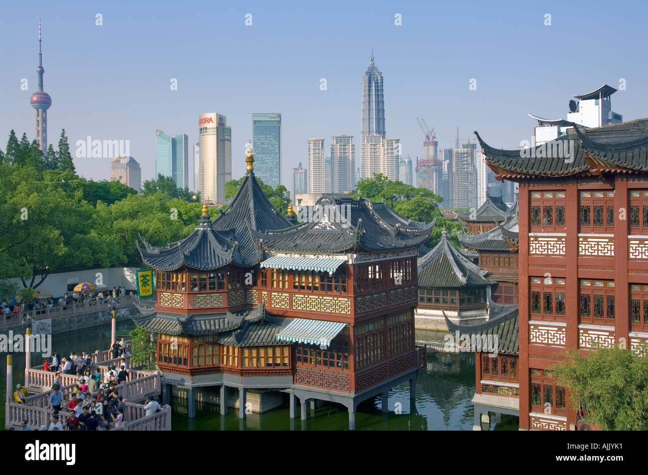 Zickzack Brücke am Yuyuan Garten Touristen überqueren eine Zick zagging Brücke an der Yu-Garten und Traditionelle Teehaus Stockfoto