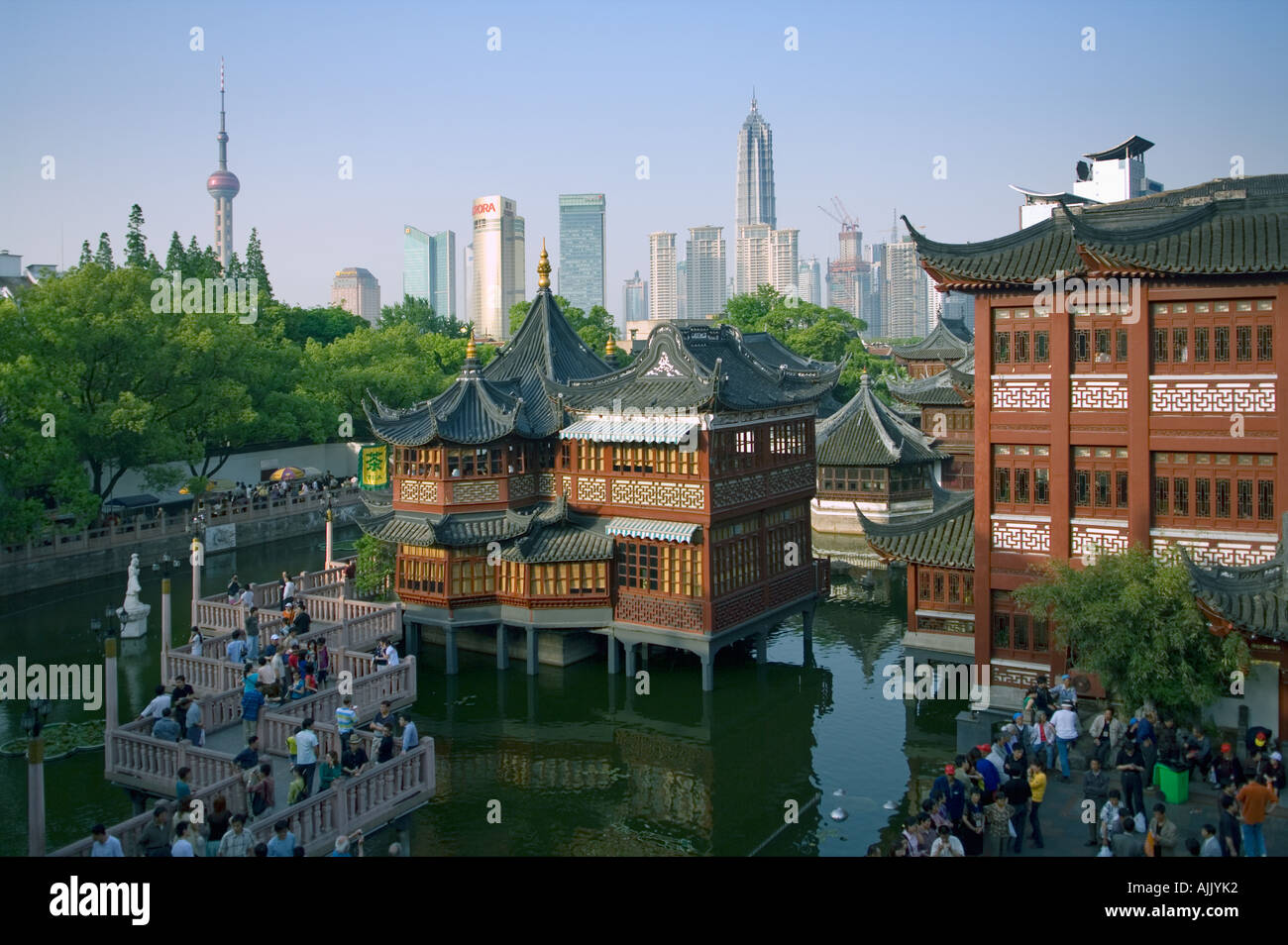 Zickzack Brücke am Yuyuan Garten Touristen überqueren eine Zick zagging Brücke an der Yu-Garten und Traditionelle Teehaus Stockfoto