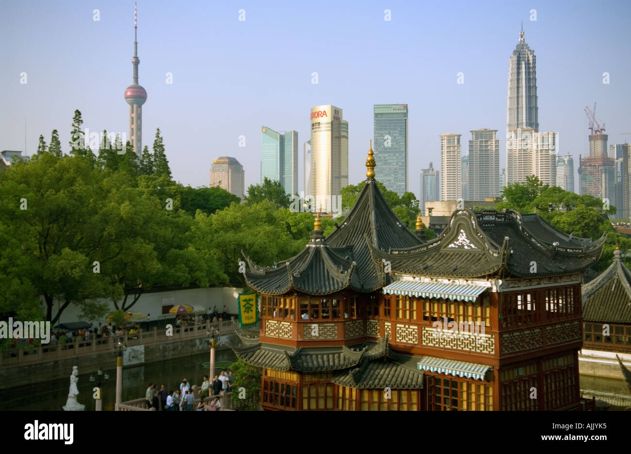 Zickzack Brücke am Yuyuan Garten Touristen überqueren eine Zick zagging Brücke an der Yu-Garten und Traditionelle Teehaus Stockfoto