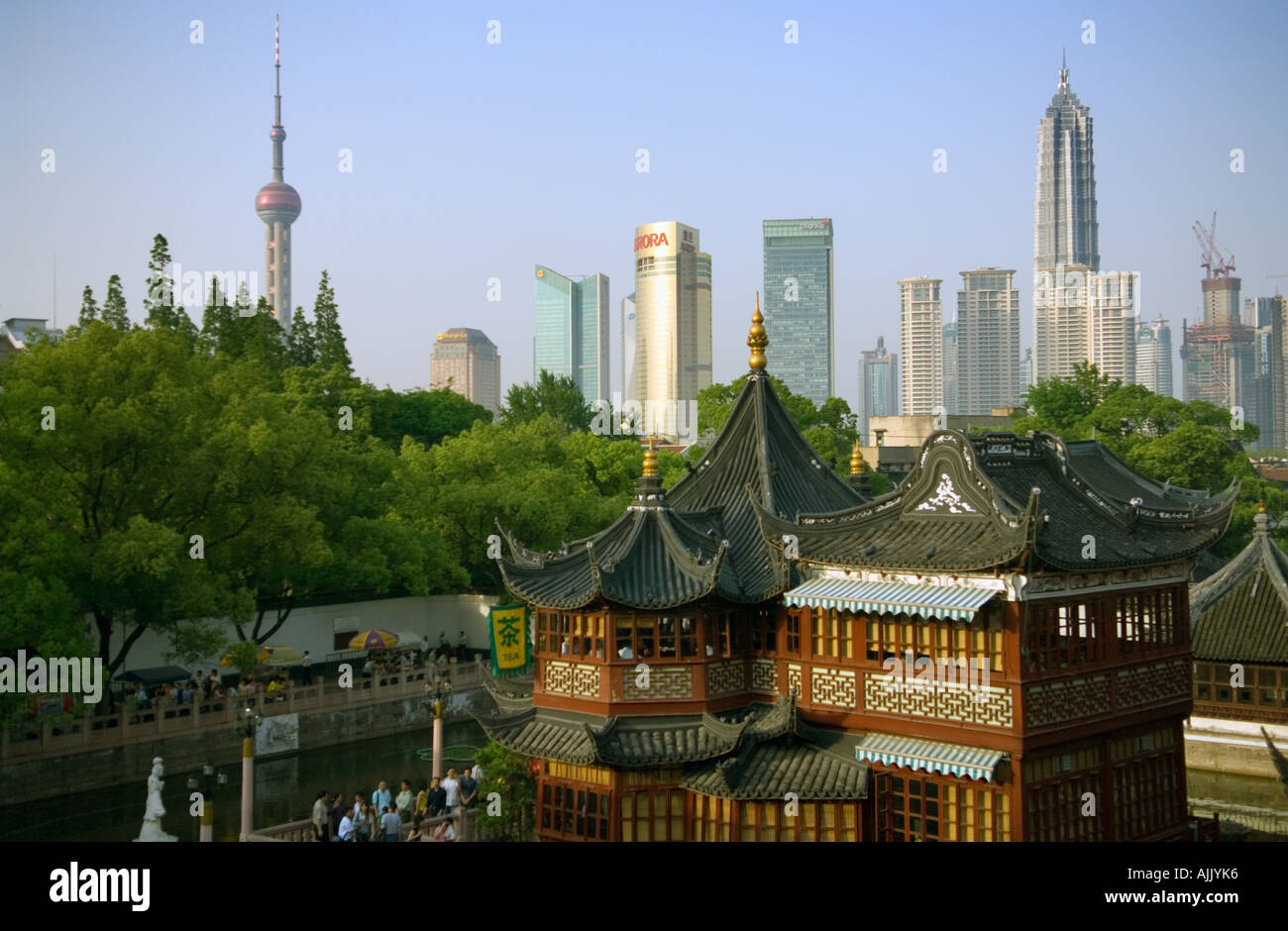 Zickzack Brücke am Yuyuan Garten Touristen überqueren eine Zick zagging Brücke an der Yu-Garten und Traditionelle Teehaus Stockfoto