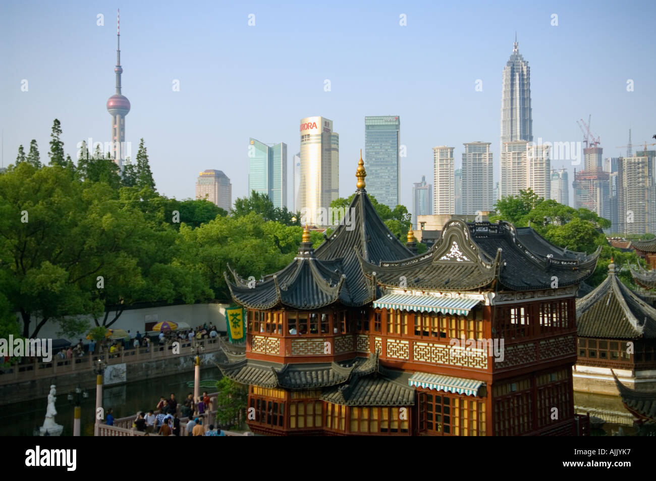 Zickzack Brücke am Yuyuan Garten Touristen überqueren eine Zick zagging Brücke an der Yu-Garten und Traditionelle Teehaus Stockfoto