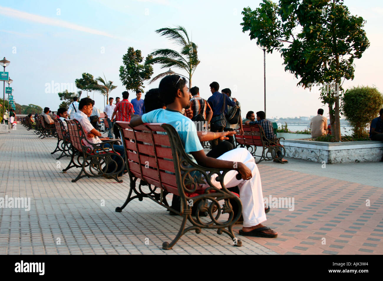 Menschen genießen den Abend-Ausflug am See in Cochin, Kerala Stockfoto
