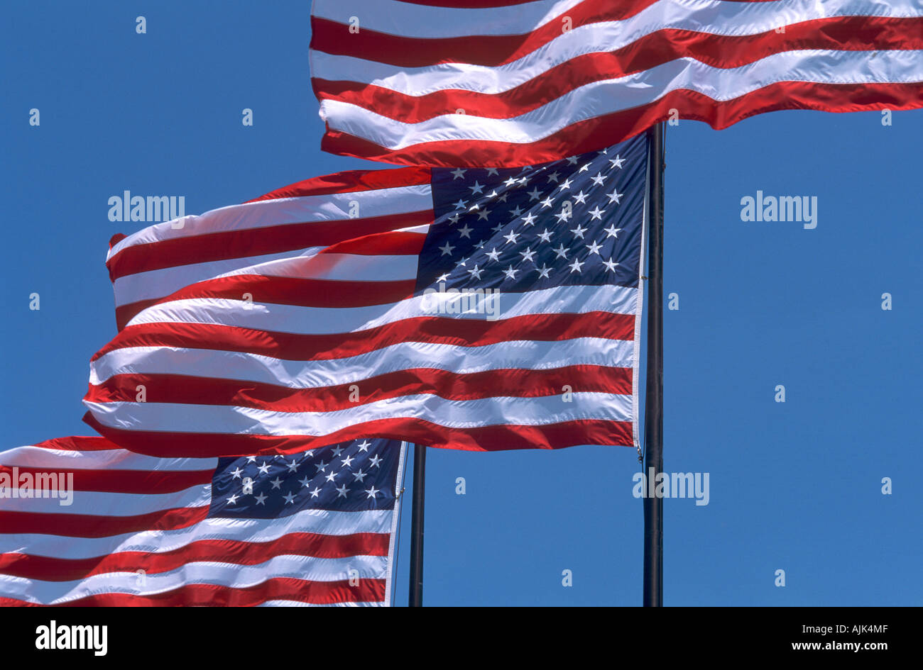 USA-Fahnen im Wind gegen blauen Himmel Stockfoto