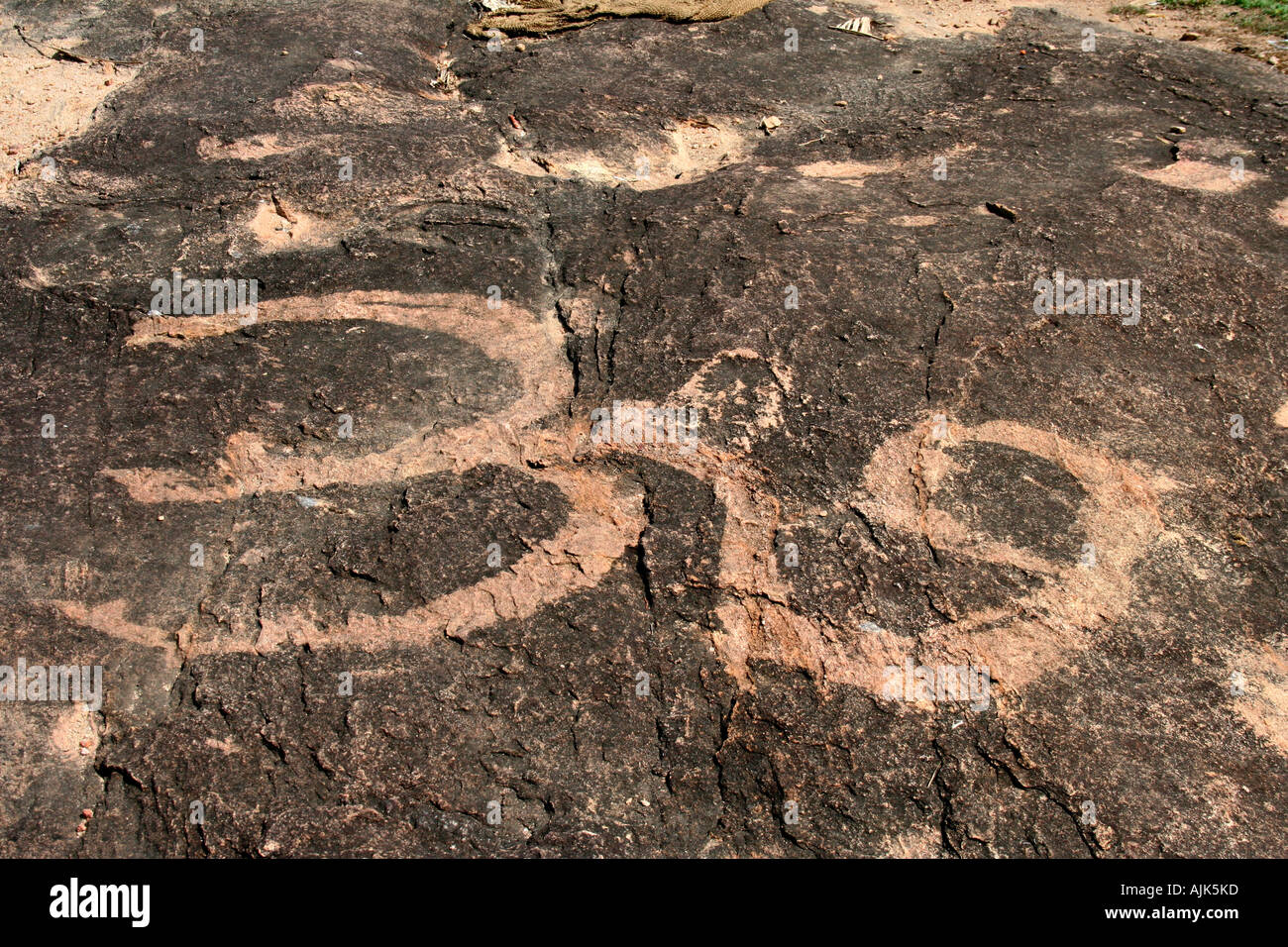AUM, die heilige Silbe der Hindus auf der Oberfläche eines Felsens eingeschrieben Stockfoto
