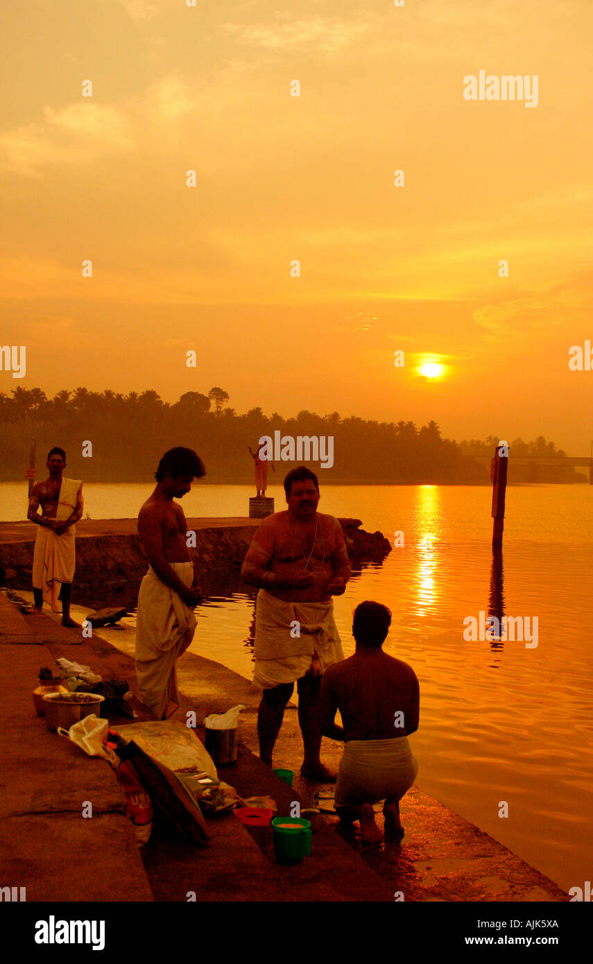 Die traditionellen hinduistischen Rituale im Zusammenhang mit den günstigen Tag widmet sich die verstorbenen Seelen, Kerala Stockfoto