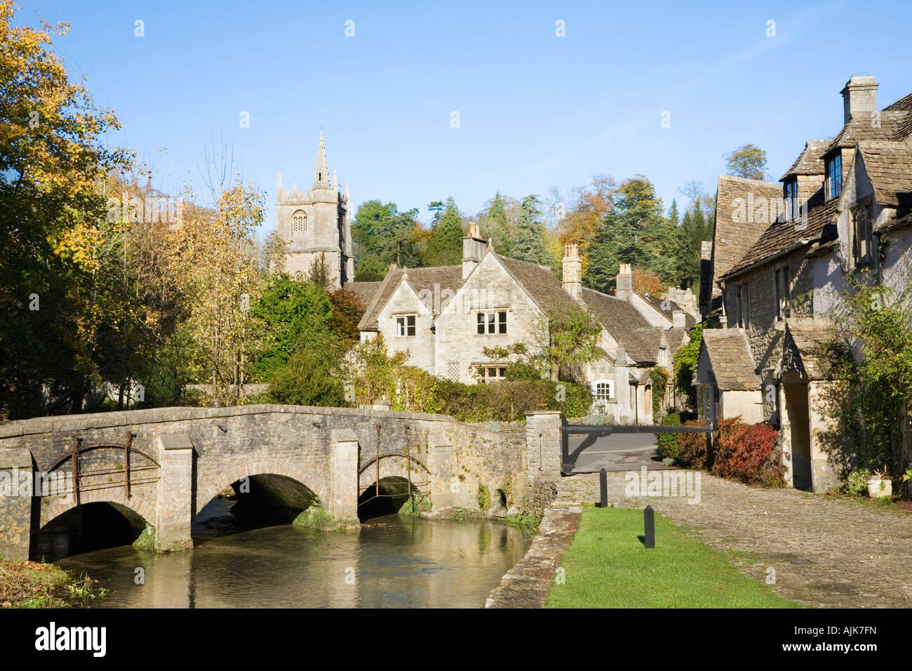 Castle Coombe in Herbst-Wiltshire England Bild 3 von 4 in einer Folge der vier Jahreszeiten Stockfoto