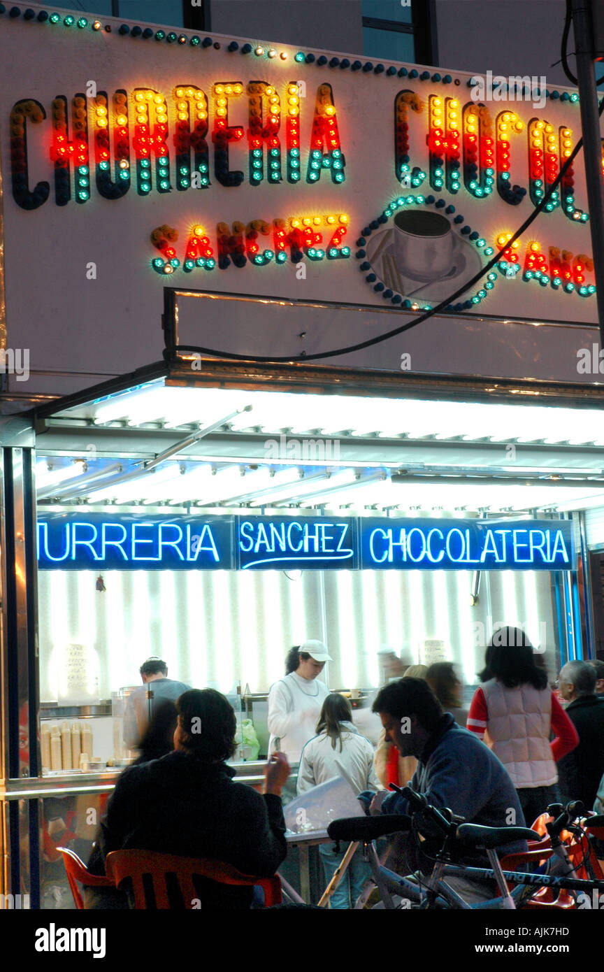 Menschen entspannen bei einer Churreria Chocolateria bei "Las Fallas" Fiesta in Valencia, Spanien Stockfoto