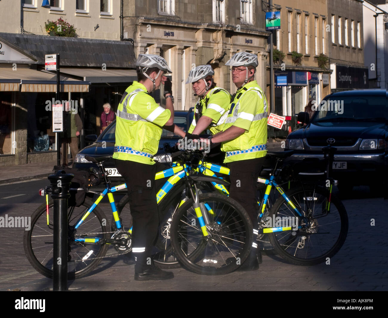 Drei Community Support Officers (CSO) mit Fahrrädern Stockfoto