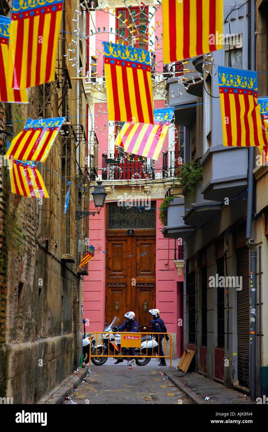 Polizei-Motorräder am Ende einer engen geschlossenen Seitenstraße während des Festivals von Las Fallas in Valencia, Spanien Stockfoto