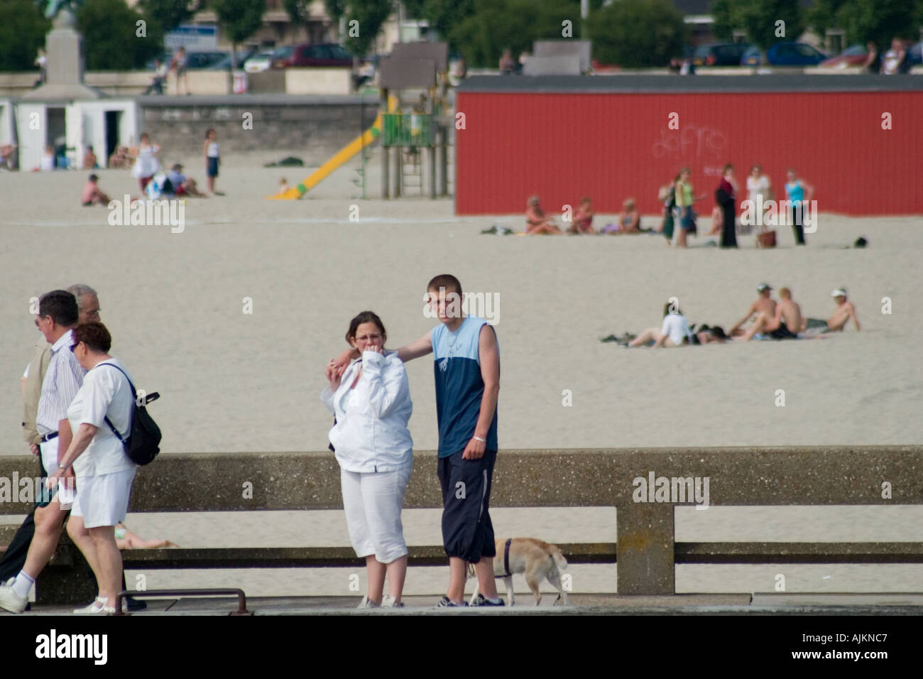 Paar am Pier zu stoppen, Abfahrt der Fähre vom Hafen von Boulogne zu sehen Stockfoto