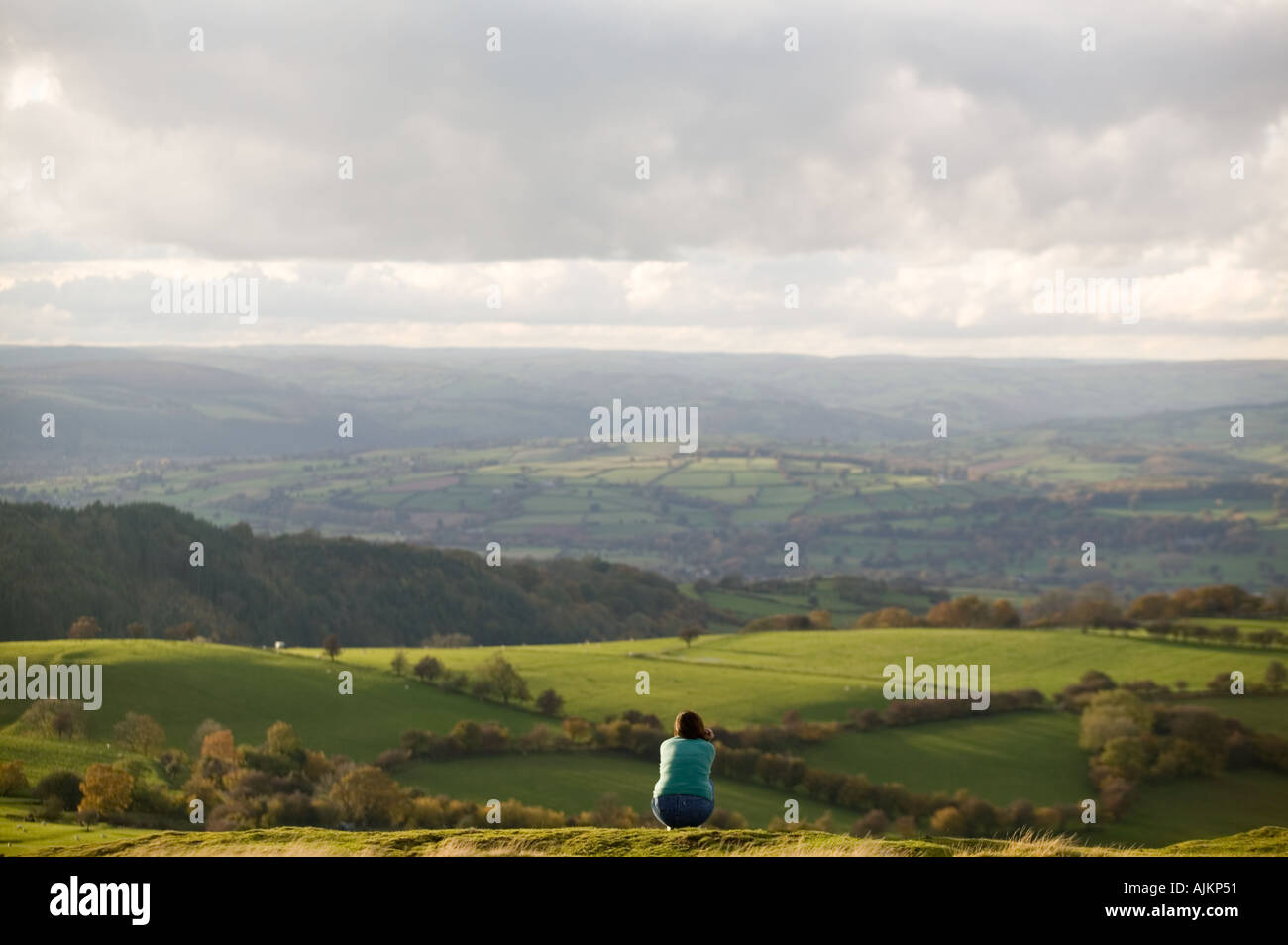 Frau allein sieht auf den Blick über Brecon-Beacons-Wales Stockfoto