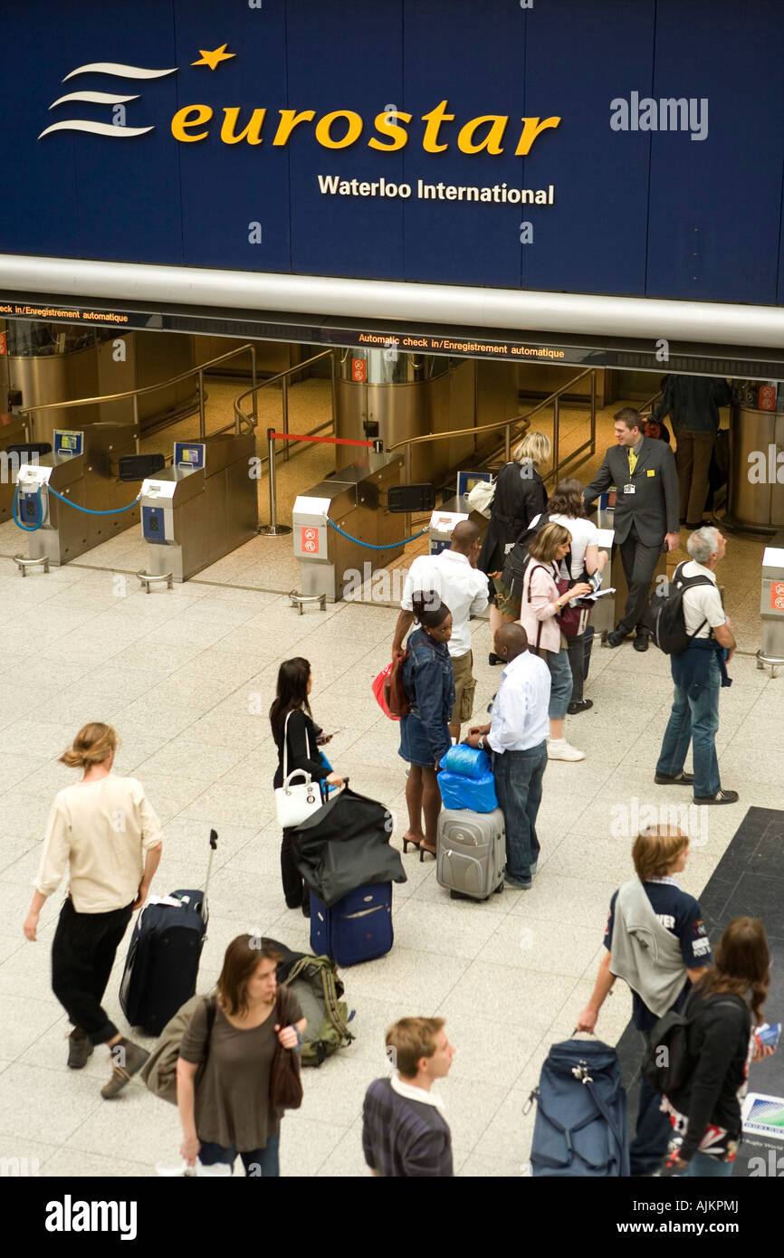 Passagiere in die Warteschlange am alten Eurostar Terminal in Waterloo Station, London England Stockfoto