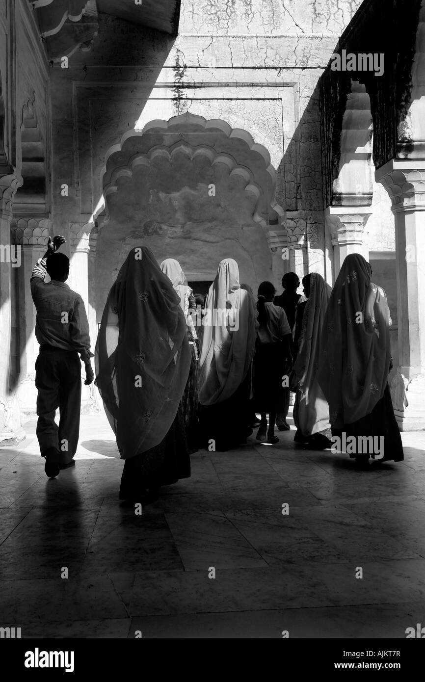 Rajasthani Frauen gehen an das Amber Fort, Jaipur, Rajasthan, Indien Stockfoto