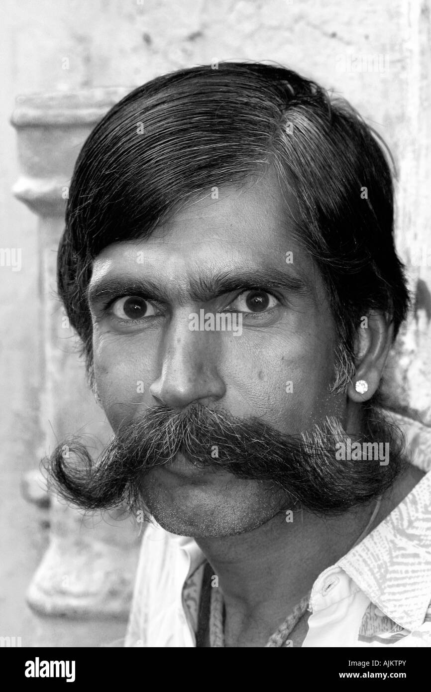 Rajasthani Mann auf einer Straße in Bikaner, Rajasthan, Indien Stockfoto