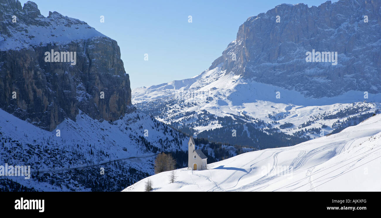 Kleine Kapelle im Winterschnee von den italienischen Dolomiten Alta Badia Region in der Nähe von Covara Italien, Europa. Stockfoto