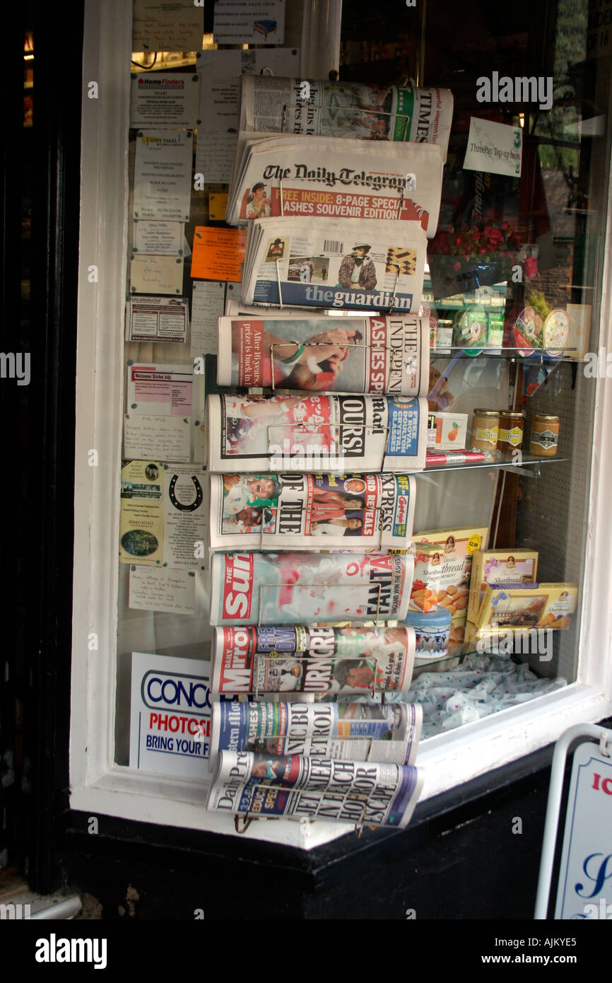 UK National Zeitungen auf News stehen außen Kiosk shop Stockfoto