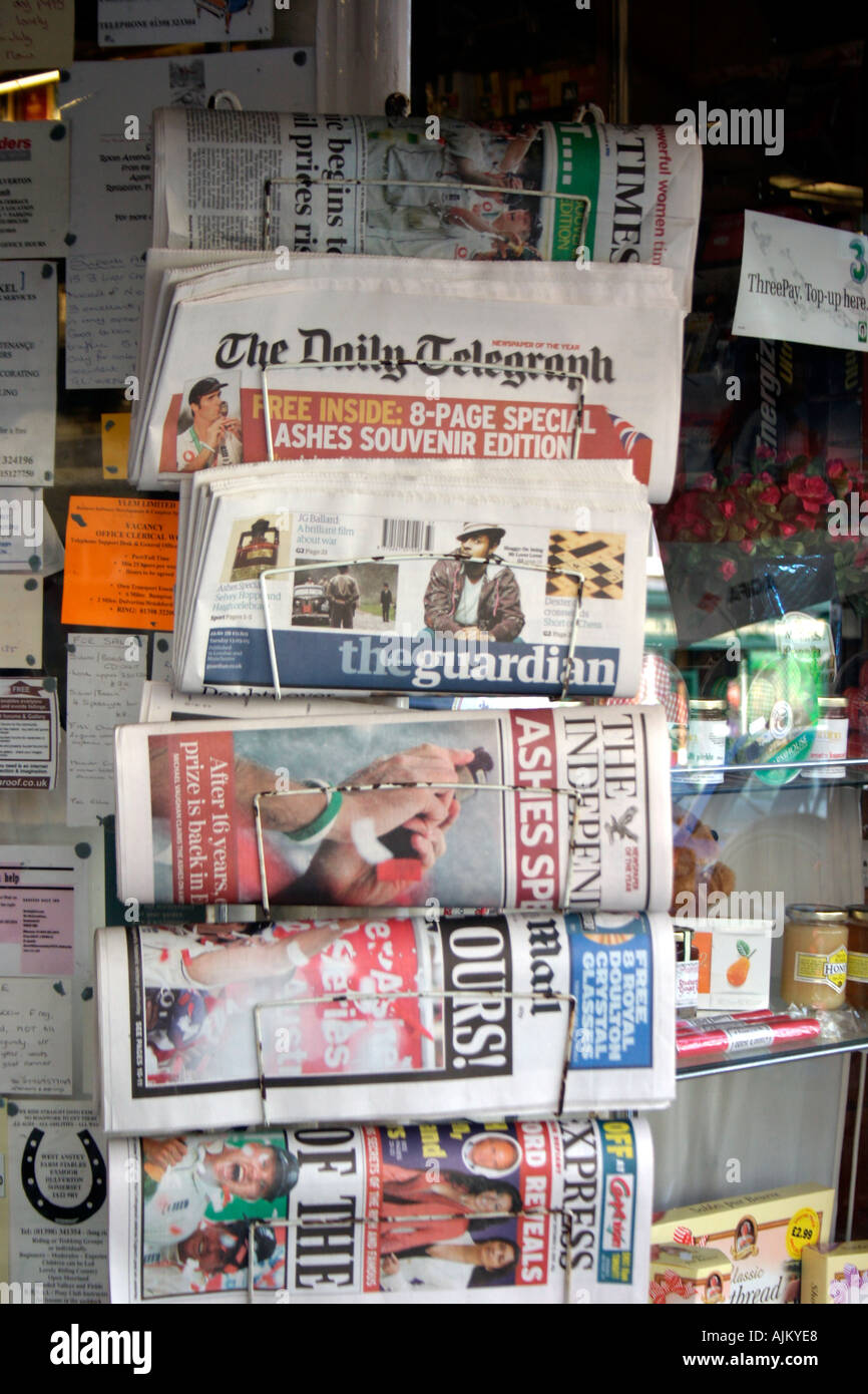 UK National Zeitungen auf News stehen außen Kiosk shop Stockfoto