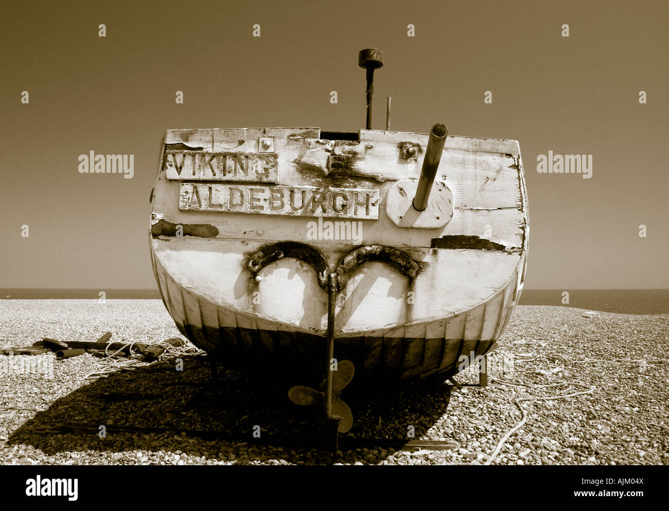 Schwarz / weiß Bild des Stern auf einem Holzboot auf dem Kiesstrand in Aldeburgh Stockfoto