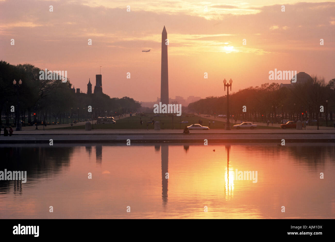 Flugzeug vorbei Washington Monument bei Sonnenaufgang in Washington, D.C. Stockfoto