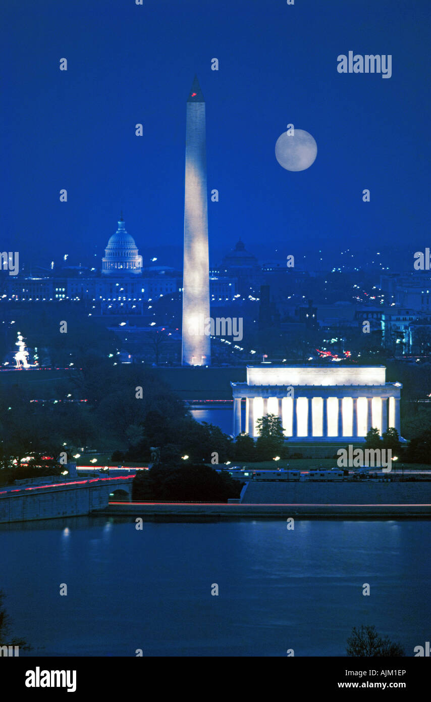 Lincoln Memorial, Washington Monument und Kapitol beleuchtet in der Nacht mit Vollmond in Washington, D.C. Stockfoto