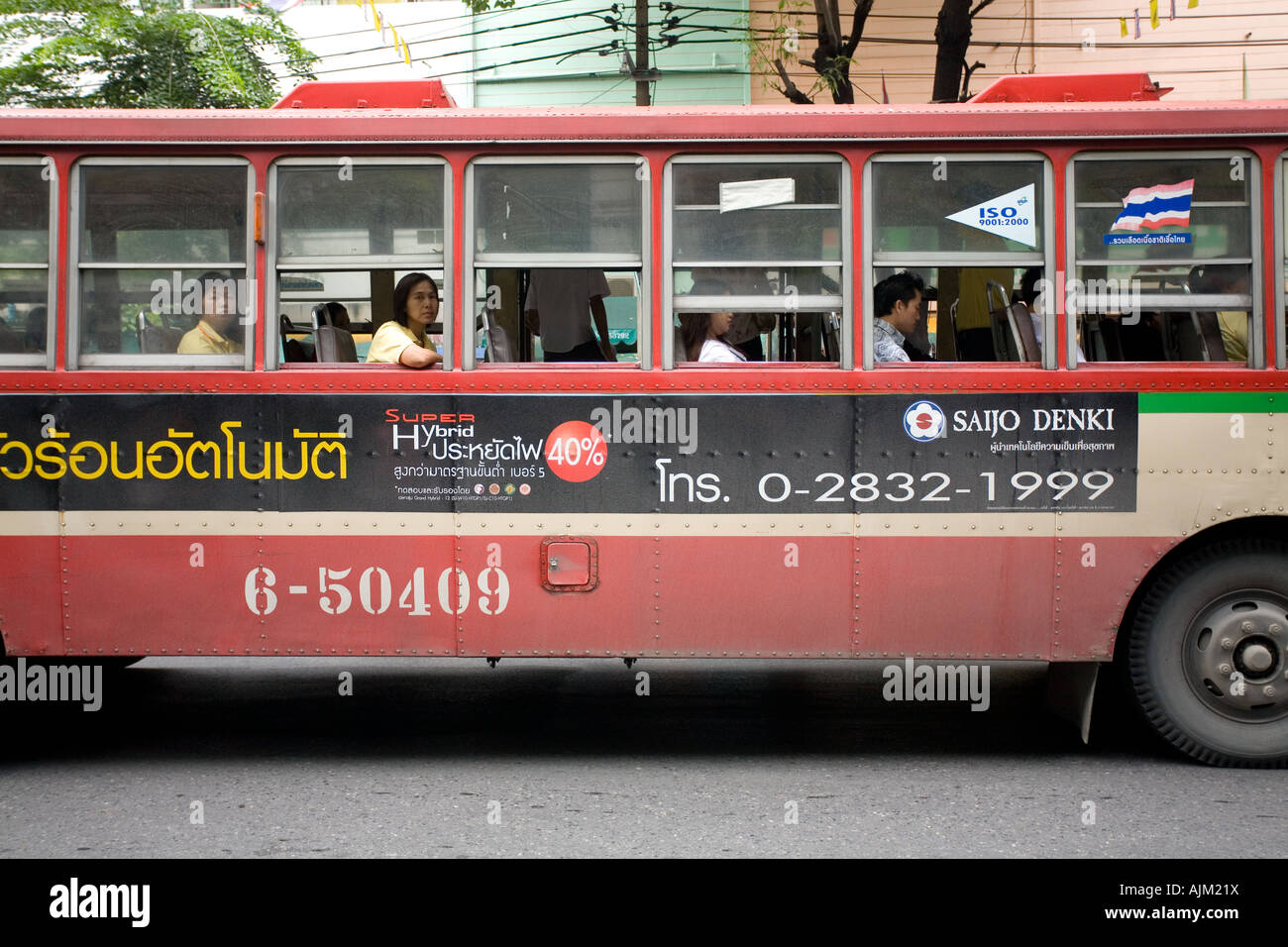 Passagiere auf einem thailändischen s-bus Stockfoto