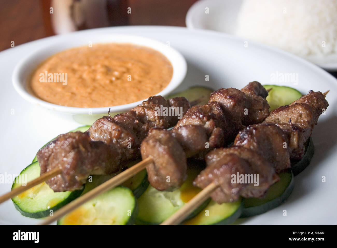 Lamm-Satay mit Erdnuss-Sauce und Reis Stockfoto